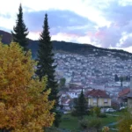 Патување во Крушево: Уживајте во привлечноста на волшебниот македонски планински град со нашиот избор на сместувања!
