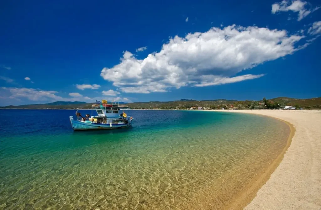 Откријте го Амуљани: Наш предлог сместувања во мирниот рај на Егејското море!